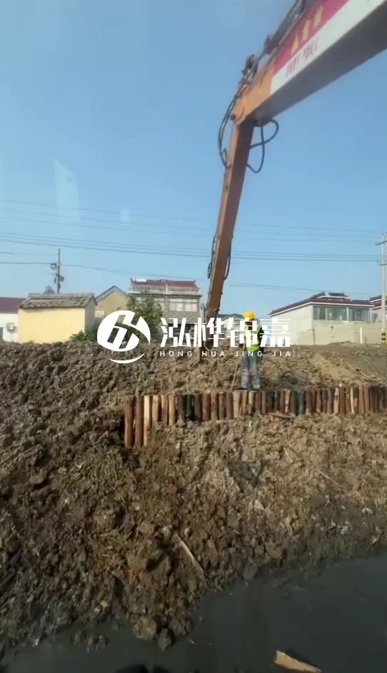 南陽挖機(jī)打木樁專業(yè)施工-打防汛木樁時(shí)選用多粗的木樁為宜?