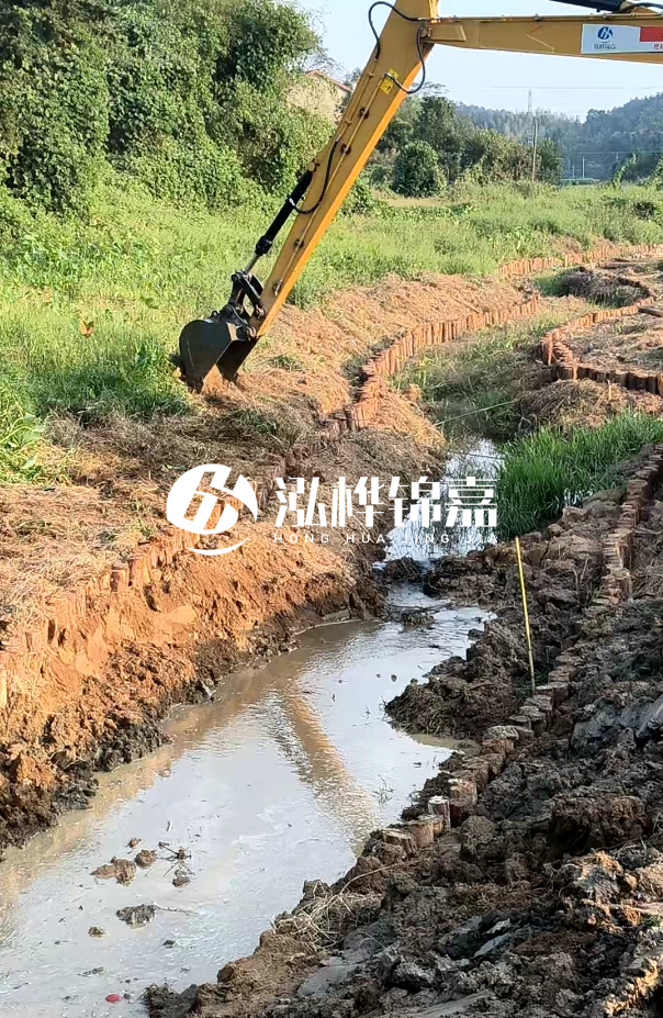 十堰河道清淤專(zhuān)業(yè)施工-打完松木樁后清理淤泥費(fèi)用高不高?