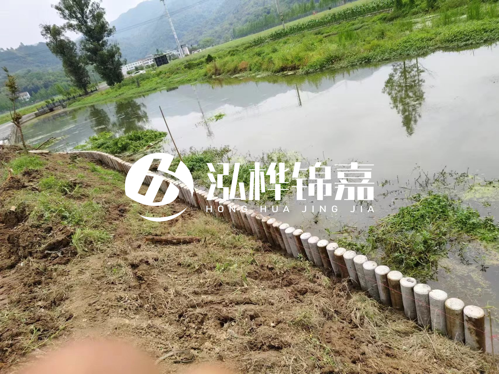 安順市挖機(jī)打木樁專業(yè)施工-河道水泥樁護(hù)坡多少錢一米?