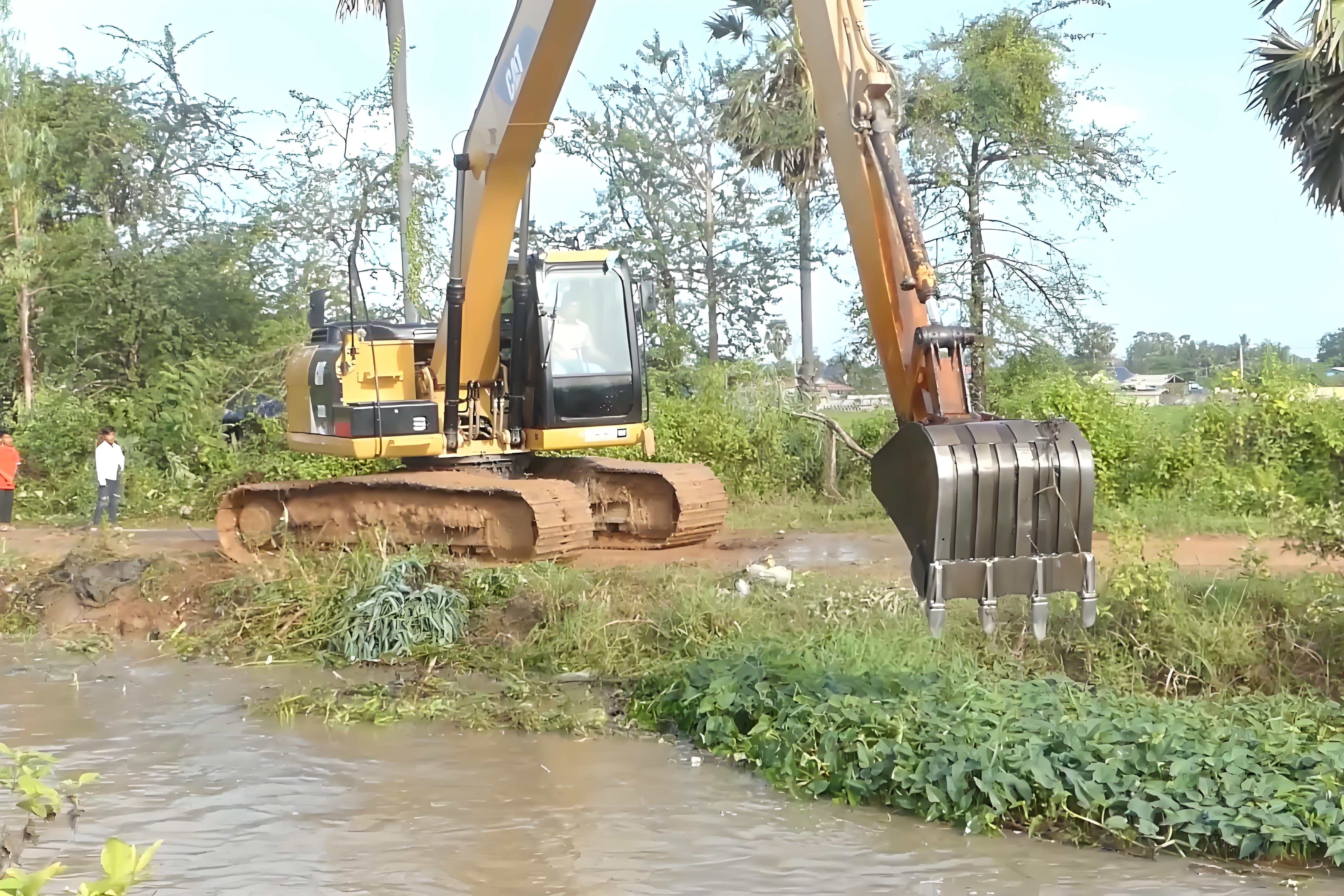 江蘇鹽城挖機(jī)清淤施工隊(duì)-鄉(xiāng)村溝渠清淤的深度一般是多少?